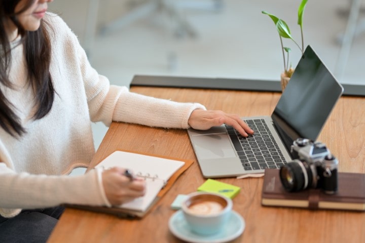 Vrouw de administratie aan het doen